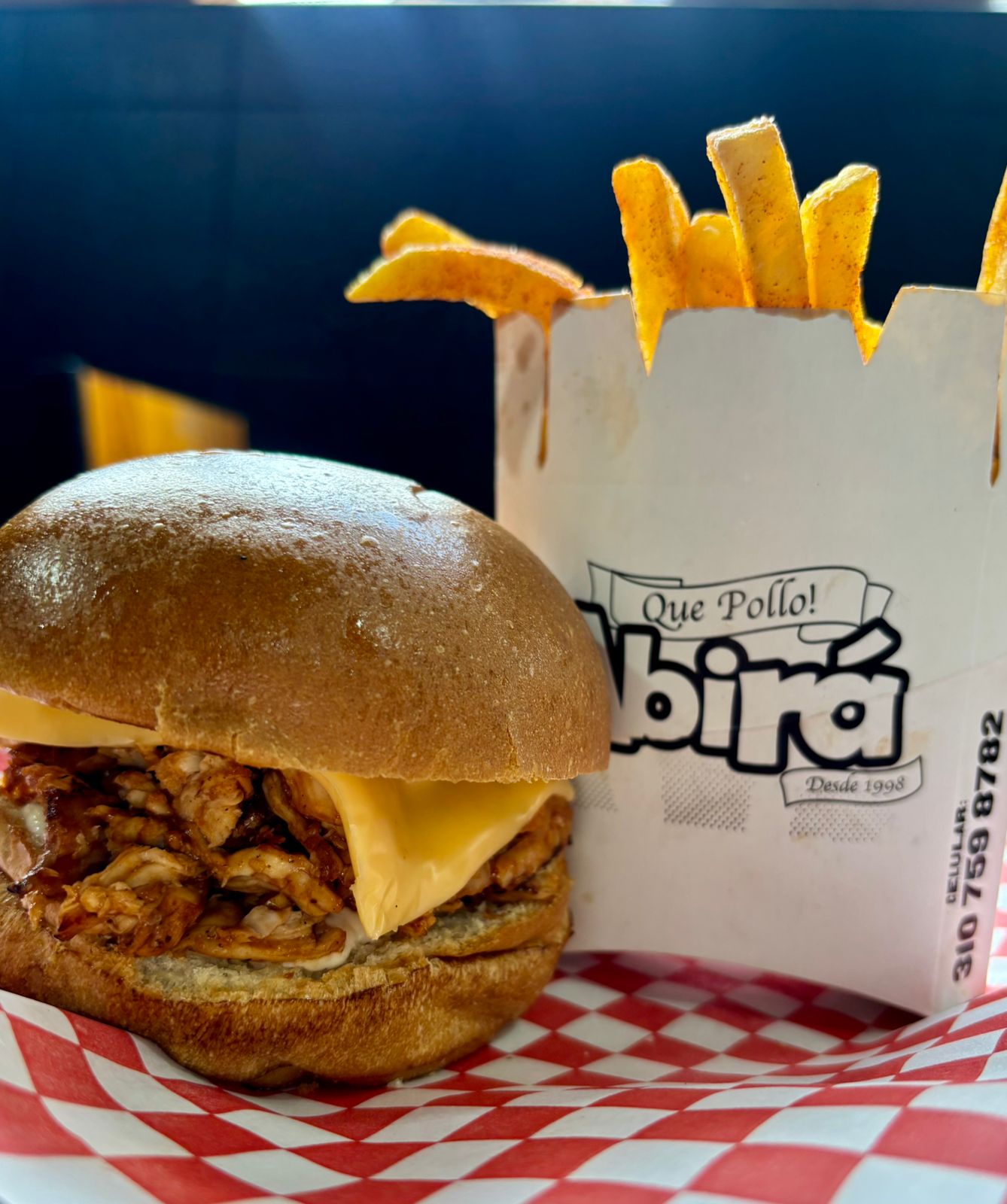 Abicombo con un pollo